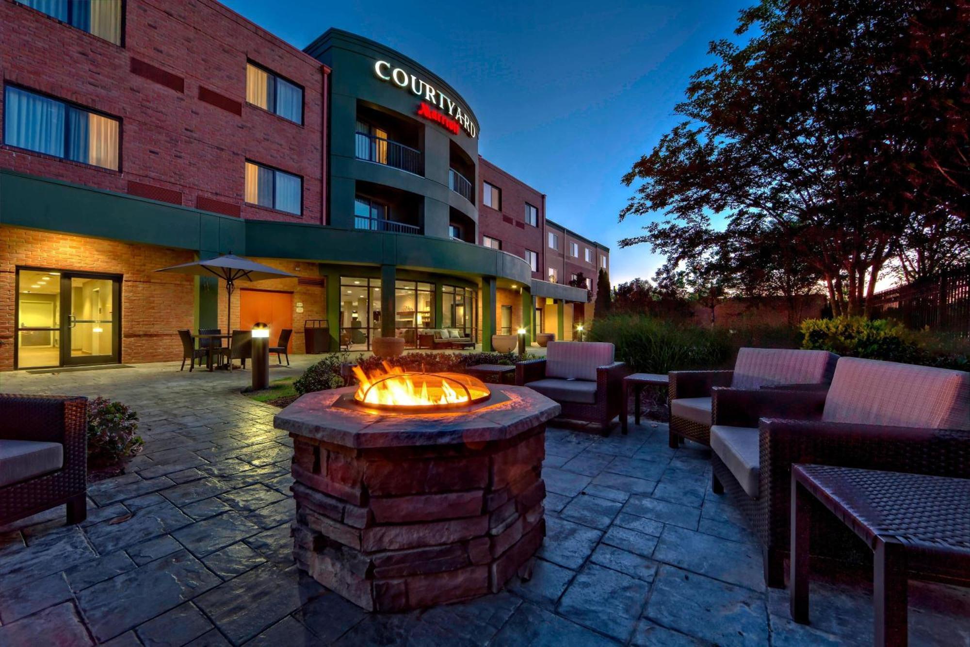 Отель Courtyard By Marriott Memphis Саутавен Экстерьер фото